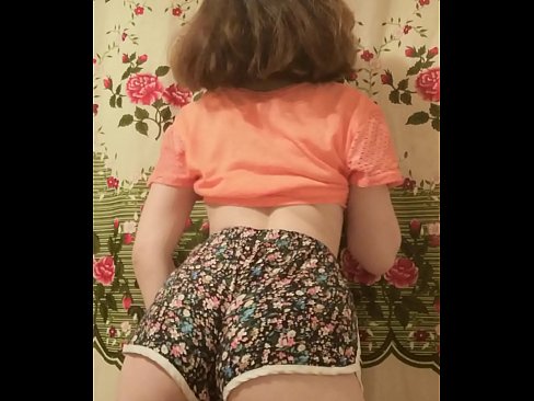 ❤️ 性感的年轻宝贝在镜头前脱下她的短裤 Porn video❤