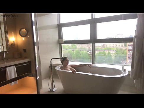 ❤️ 巨大的宝贝 激情地在浴室里撸起了她的阴部 Porn video❤