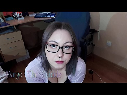 ❤️ 性感的眼镜女孩在镜头前深深地吸吮假阳具 Porn video❤