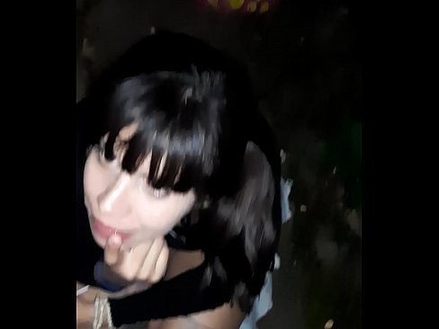 ❤️ 在街上膨胀的阴茎，以换取糖果 Porn video❤