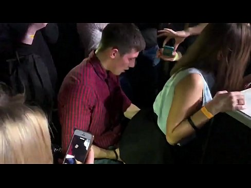 ❤️ 俄罗斯夜总会里的真实性爱 18岁的俄罗斯女孩在夜总会的肛门和阴道性交 Porn video❤