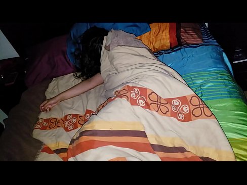 ❤️ 继子在年轻的继母睡觉时责骂她 Porn video❤